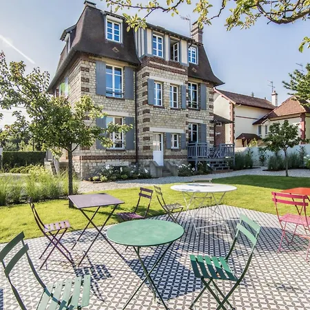 Beautiful Historic Close To Deauville *