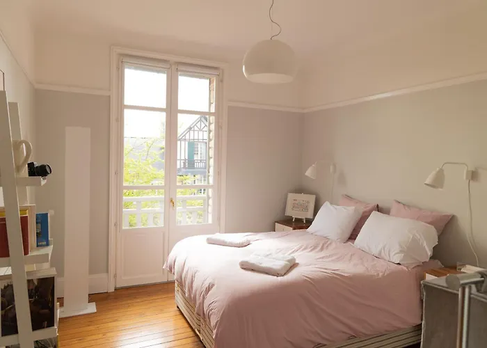 Beautiful Historic Close To Deauville *