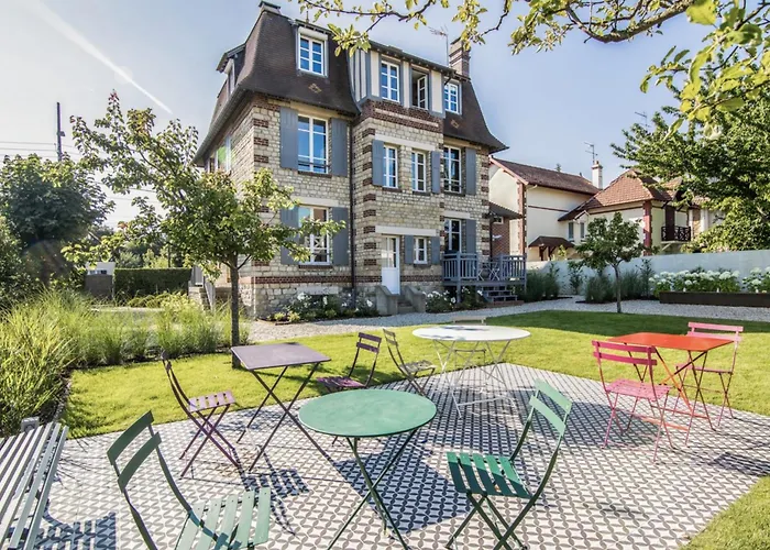 Beautiful Historic Close To Deauville *